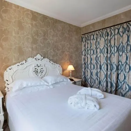 Otel Chateau De La Tour