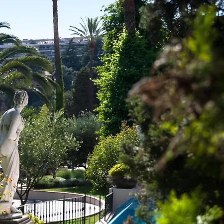 Otel Chateau De La Tour