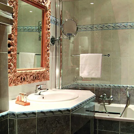 Chateau De La Tour Otel 4*