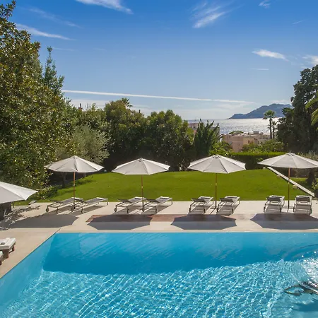 Chateau De La Tour Otel 4*