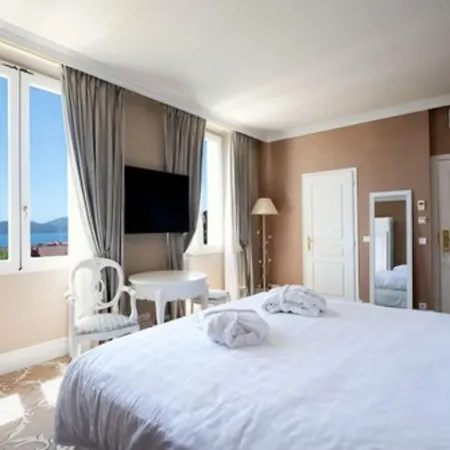 Chateau De La Tour Otel