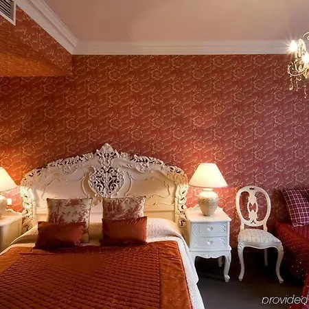 Otel Chateau De La Tour