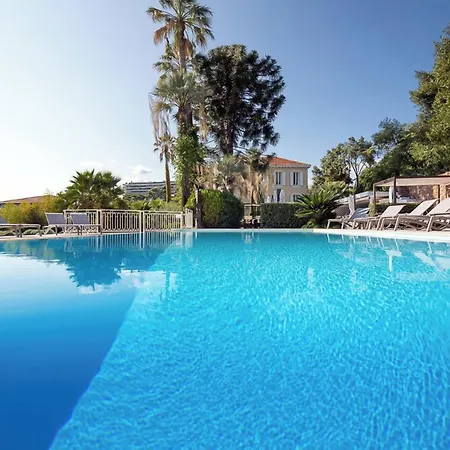 Отель Chateau De La Tour 4*