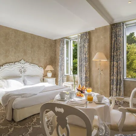 Chateau De La Tour فندق 4*