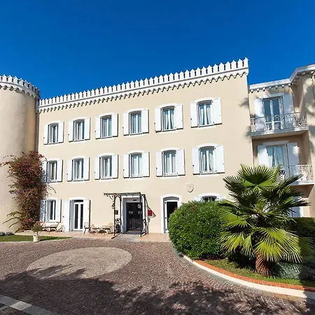 Chateau De La Tour فندق