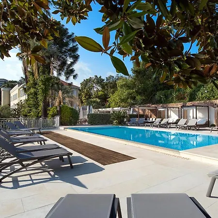 Chateau De La Tour Otel 4*