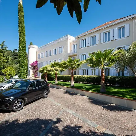 Chateau De La Tour Otel