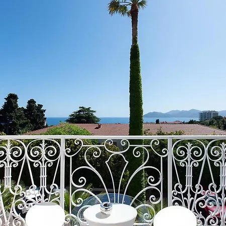 Chateau De La Tour Otel 4*