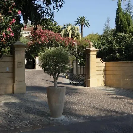 فندق Chateau De La Tour 4*